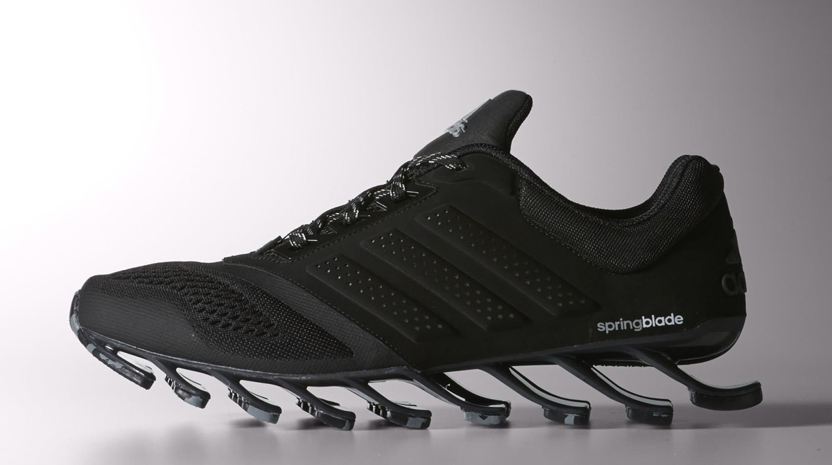 ADIDAS SPINGBLADE DRIVE 2.0, TORNANO LE SNEAKERS DA RUNNING CON LE LAME  SULLA SUOLA E SONO PRONTE A FARVI VOLAREADIDAS SPINGBLADE DRIVE 2.0,  RUNNING SNEAKERS WITH BLADES ON THE SOLE ARE BACK