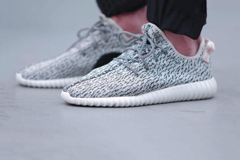 YEEZY BOOST LOW? O ROSHE RUN FLYKNIT 