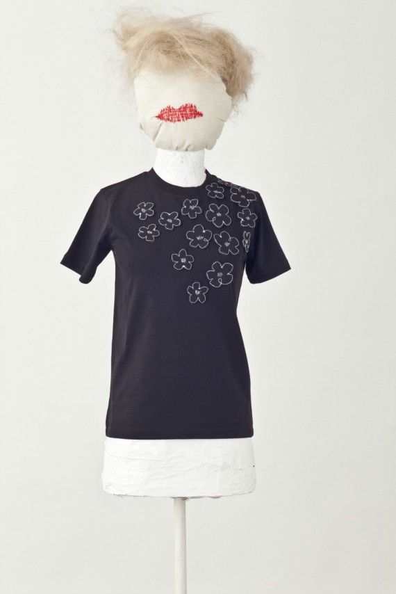 flowers-app_black_tshirt_woman